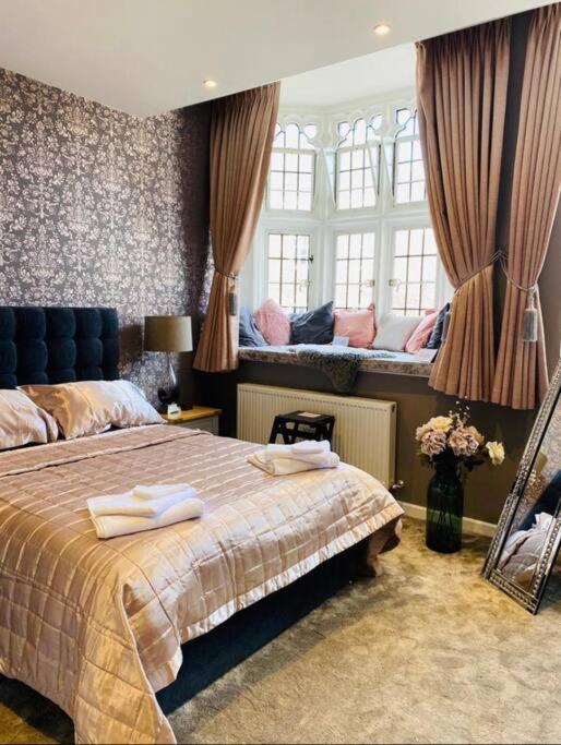 The Most Central Apartment In Canterbury Stunning Interiors, Fully Equipped, City Views And Free Wifi! Bagian luar foto