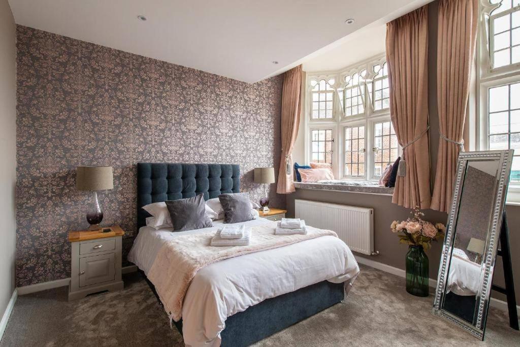 The Most Central Apartment In Canterbury Stunning Interiors, Fully Equipped, City Views And Free Wifi! Bagian luar foto