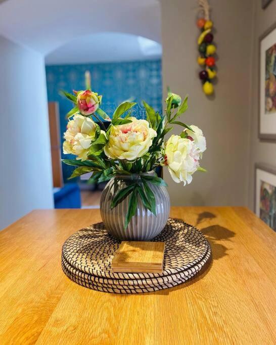The Most Central Apartment In Canterbury Stunning Interiors, Fully Equipped, City Views And Free Wifi! Bagian luar foto