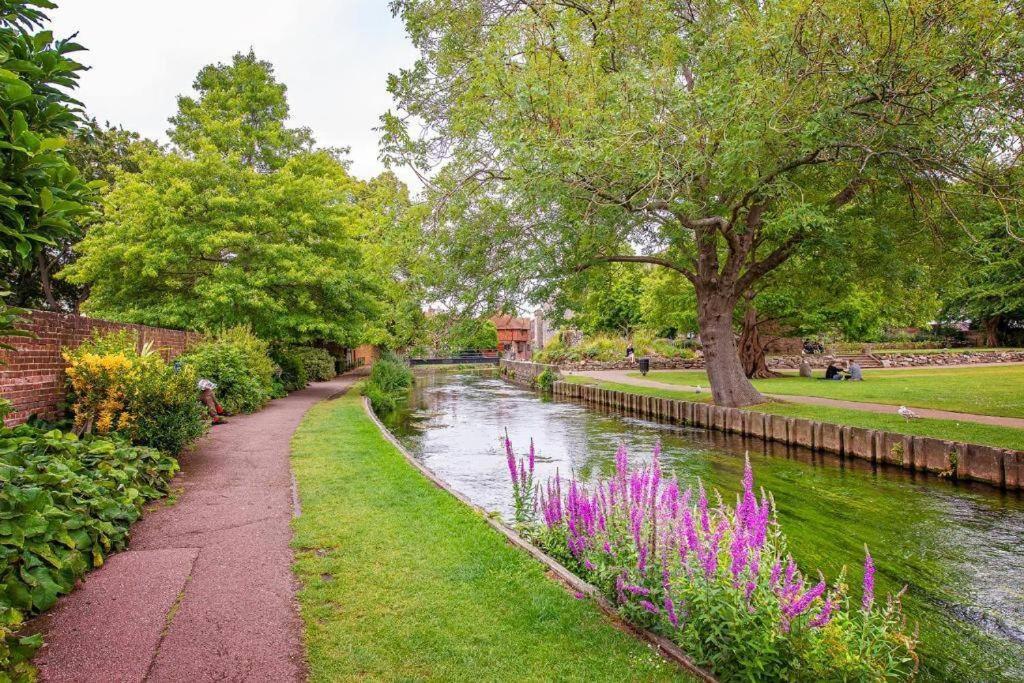 The Most Central Apartment In Canterbury Stunning Interiors, Fully Equipped, City Views And Free Wifi! Bagian luar foto
