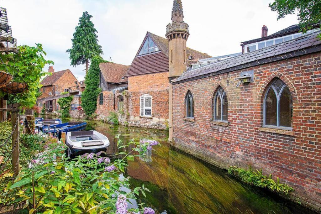 The Most Central Apartment In Canterbury Stunning Interiors, Fully Equipped, City Views And Free Wifi! Bagian luar foto