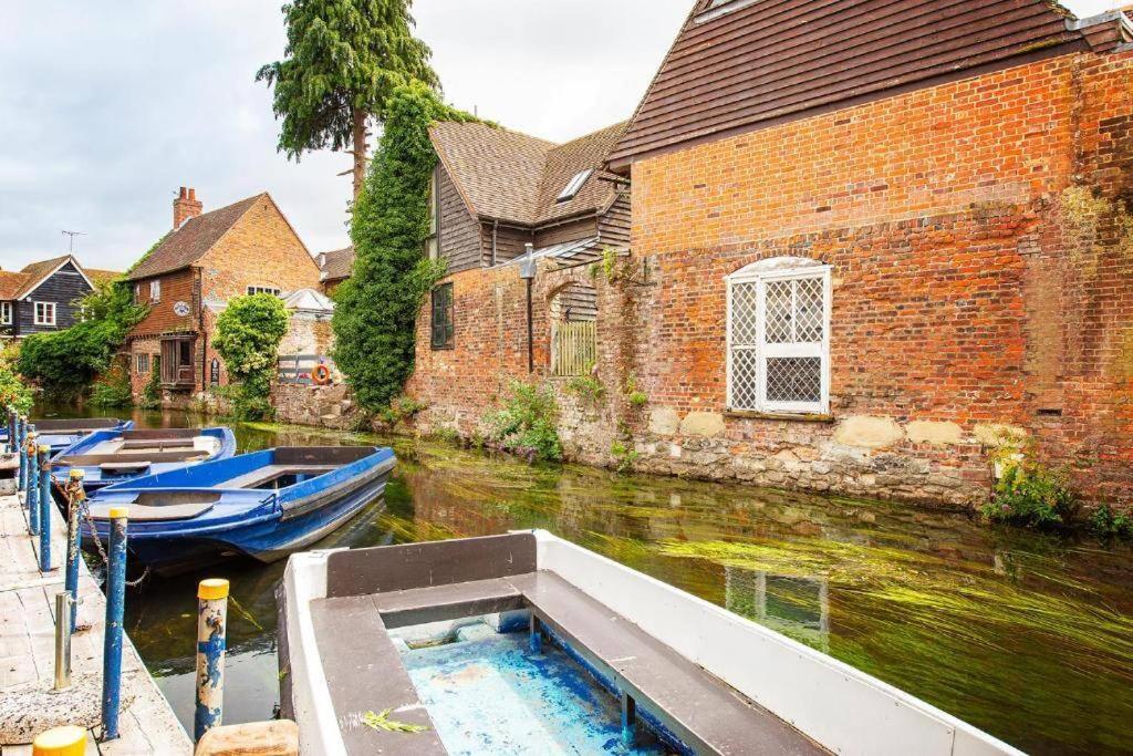 The Most Central Apartment In Canterbury Stunning Interiors, Fully Equipped, City Views And Free Wifi! Bagian luar foto