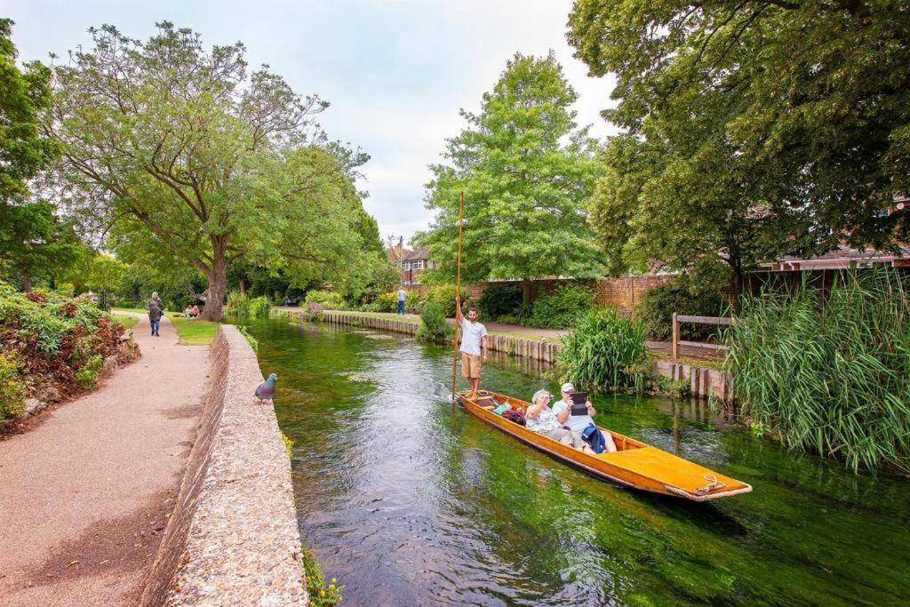 The Most Central Apartment In Canterbury Stunning Interiors, Fully Equipped, City Views And Free Wifi! Bagian luar foto