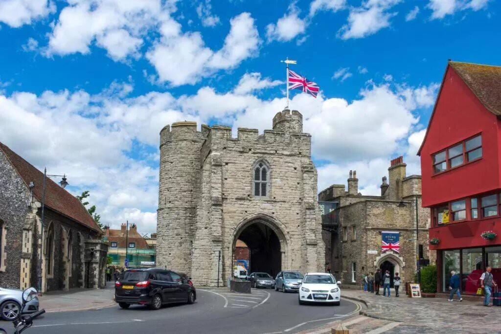 The Most Central Apartment In Canterbury Stunning Interiors, Fully Equipped, City Views And Free Wifi! Bagian luar foto