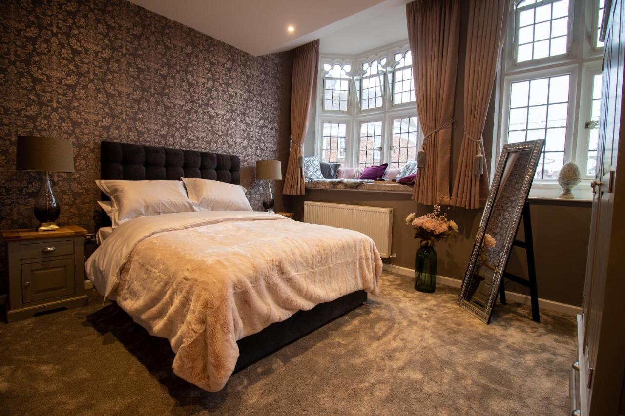 The Most Central Apartment In Canterbury Stunning Interiors, Fully Equipped, City Views And Free Wifi! Bagian luar foto