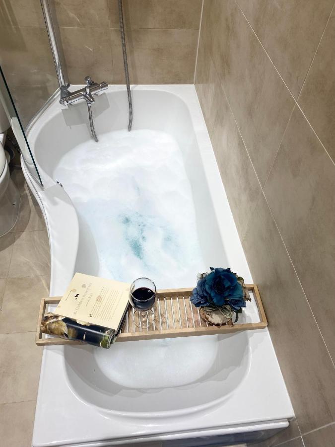 The Most Central Apartment In Canterbury Stunning Interiors, Fully Equipped, City Views And Free Wifi! Bagian luar foto