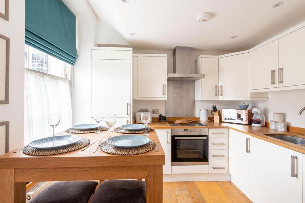 The Most Central Apartment In Canterbury Stunning Interiors, Fully Equipped, City Views And Free Wifi! Bagian luar foto